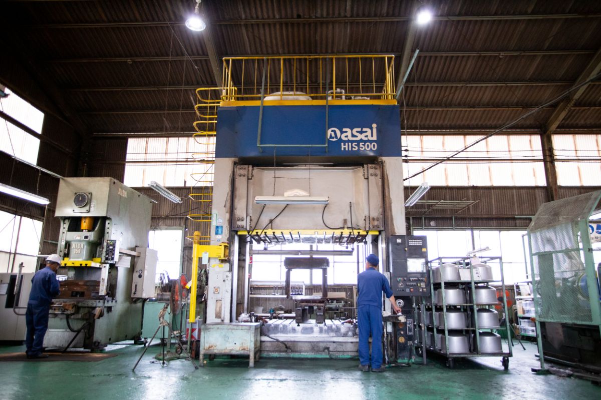 鉄材をメインとする プレス板金塗装組立工場